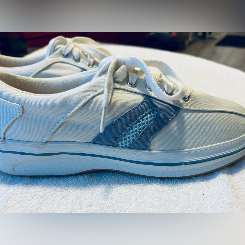 Brand New Women’s Vintage Sneakers By HAYNES Her Way - Size 7M - box 9